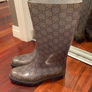 Gucci logo rain boots